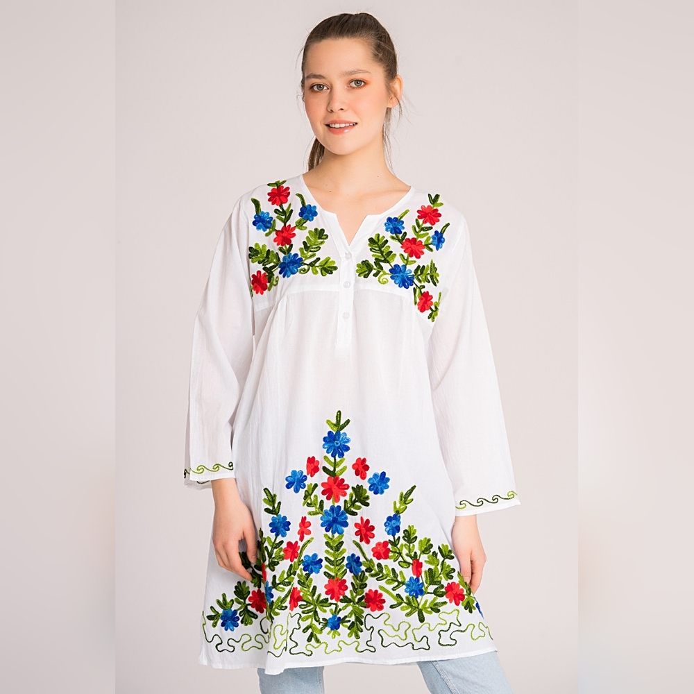 NWOT White Cotton tunic with blue green embroidery Large